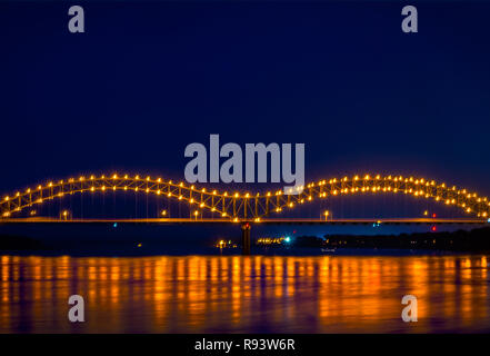 Die Hernando de Soto Brücke, auch genannt das M Brücke, dargestellt ist in der Nacht, Sept. 5, 2015, in Memphis, Tennessee. Stockfoto