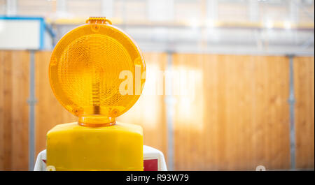 Straßenbau Konzept. Orange Reflektor Kontrolllampe schützt den Fahrer. Blur Hintergrund, Raum, Banner. Stockfoto