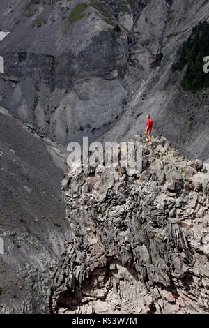 WA 15571-00 ... WASHINGTON - Wanderer steht auf einer Klippe mit Blick auf die Zurückfliehend Kautz Gletscher von Mildred Punkt in Mount Rainier National Park. Stockfoto