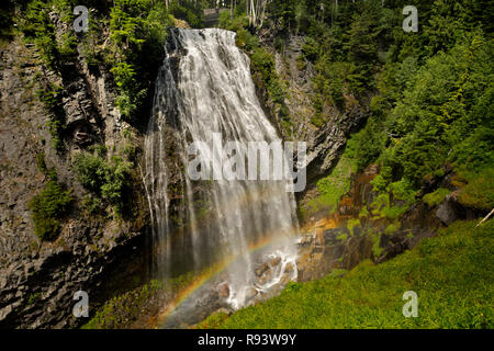 WA 15590-00 ... WASHINGTON - Regenbogen auf der Basis von Narada fällt auf das Paradies im Mount Rainier National Park. Stockfoto