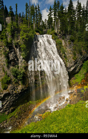 WA 15591-00 ... WASHINGTON - Regenbogen auf der Basis von Narada fällt auf das Paradies im Mount Rainier National Park. Stockfoto