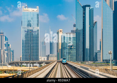 Blick auf die U-Bahn in der Innenstadt von Dubai