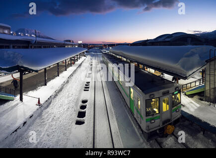 Ein Zug gerade in Kutchan Station auf der Japan Rail (JR) Hakodate Linie kam in Hokkaido die umliegenden Niseko Region dienen. Hokkaido, Japan. Stockfoto