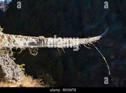 Hängebrücke über den Dudh Kosi, Everest Base Camp trek, Khumbu, Nepal Stockfoto