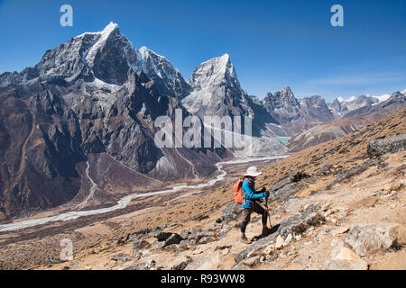 Trekking zum Everest Base Camp unter Cholatse und Taboche Peaks, Khumbu, Nepal Stockfoto