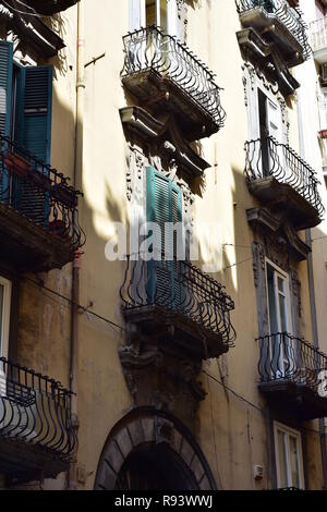 Metall geschmiedet Zierpflanzen Geländer auf typischen winzigen Balkon auf traditionellen mediterranen Stil Apartment Gebäuden. Stockfoto