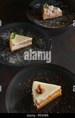 Drei Stück hausgemachten Kuchen auf einem dunklen Holz- vintage Hintergrund Stockfoto