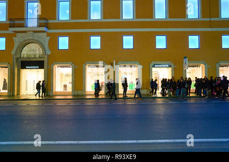 Rom, Italien, ca. November 2017: Rinascente in Rom bei Nacht. Stockfoto