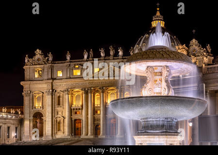 Maderno Brunnen vor der Basilika von St. Peter in der Nacht, Vatikan, Rom, Latium, Italien Stockfoto