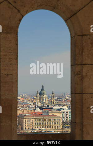 Budapest Antenne panorama viele Dächer der historischen Gebäude am Ufer des Don mit Docks für Sportboote. Ungarn Budapest, März 2018. Stockfoto