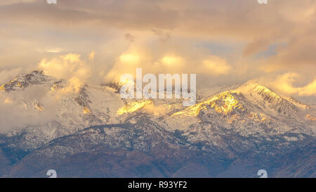 Sun Streaming durch dicke Wolken am Lone Peak UT Stockfoto