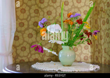 Schönen Blumenstrauß von hellen Blüten auf Holztisch. Stockfoto