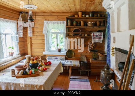 Melikhovo, Moskau, Russland - 17. August 2018: Traditionelle russische Ferienhaus mit Ofen und Geschirr. Innenraum eines bäuerlichen Hütte. Stockfoto