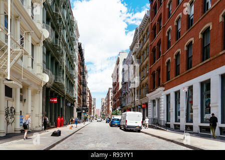 New York City, USA - Juni malerische Aussicht auf Greene Street mit Luxus Fashion Retail Stores in Soho Gusseisen Historic District in New York City. Stockfoto