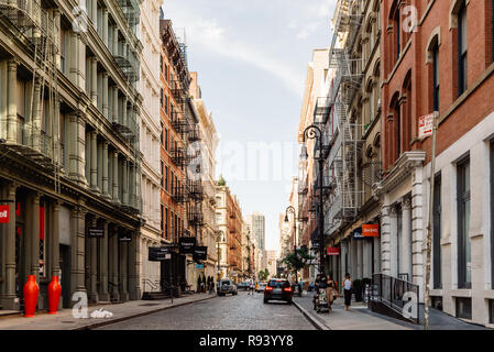 New York City, USA - 25. Juni 2018: Greene Street mit Luxus Fashion Retail Stores in Soho Gusseisen Historic District in New York City. Stockfoto