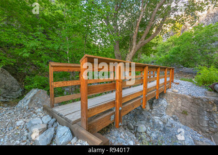 Hölzerne Brücke auf einem felsigen Berg in Provo Utah Stockfoto