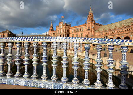 Die schöne Plaza de España in Sevilla, mit seinen bunten Dekorationen Stockfoto