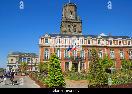 Boulogne-sur-Mer (Frankreich): "Ort Godefroy de Bouillon" Platz im Zentrum der Stadt. Im Hintergrund, das Rathaus und der Belfried Stockfoto