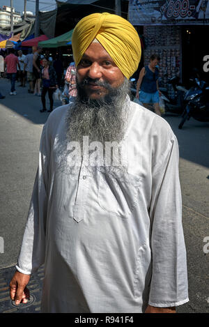 Indische Sikhs. Porträt eines indischen Sikh Mann in traditionellen Kurta pajama Shirt und Turban headwear Stockfoto