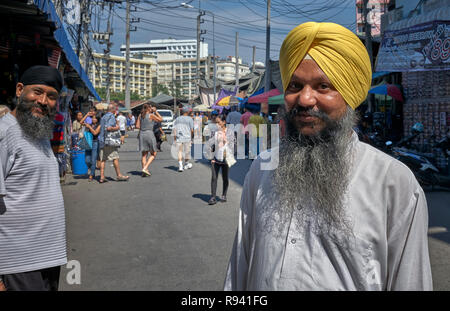 Indische Sikh Mann in traditionellen Kurta pajama Shirt und Turban headwear gegen seinen westlichen attired Gegenstück - moderne versus traditionelle Stockfoto