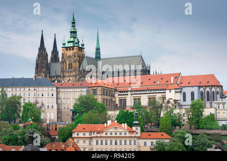 Die Prager Burg Kathedrale, Sicht auf die hradcany Bezirk mit der Prager Burg Gebäude und das Dach und die Türme von St. Vitus Kathedrale auf die Skyline. Stockfoto