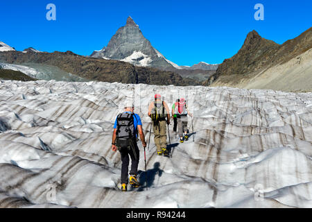 Eine Gruppe von Alpinisten auf Gletscher Trekking auf dem Gornergletscher, Peak Matterhorn, Zermatt, Wallis, Schweiz Stockfoto