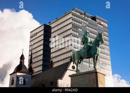 Die2 Denkmal vor der Kirche Alt St. Heribert und die Lanxess Turm im Stadtteil Deutz, Köln, Deutschland das Kuerassier-Denkmal Stockfoto