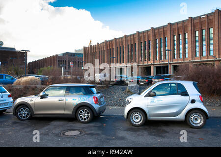 Autos der carsharing Unternehmen jetzt und Car2Go im Stadtteil Deutz, Köln, Deutschland. Europa der carsharing Unternehmen Laufwerk jetzt und Auto Stockfoto