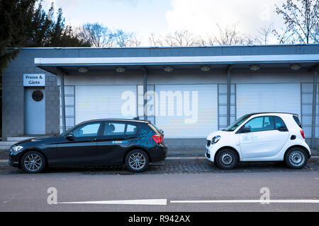 Autos der carsharing Unternehmen jetzt und Car2Go im Stadtteil Deutz, Köln, Deutschland. Europa der carsharing Unternehmen Laufwerk jetzt und Auto Stockfoto