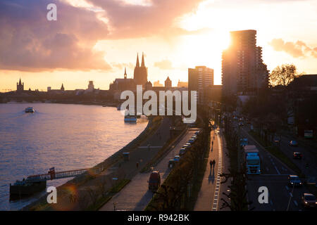 Blick vom Zoo Brücke über den Rhein, den Dom und die Stadt, Konrad-Adenauer-Ufer, Köln, Deutschland. Blick von der Zoobruecke ueber d Stockfoto