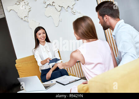 Junge Frau lächelnd und Tickets, Reisepass mit Visum für Touristen. Stockfoto