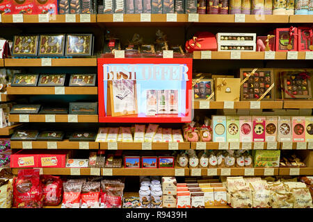 Warschau, Polen - ca. November 2017: waren auf Anzeige an Premium food Tor in Warschau Chopin Flughafen. Stockfoto