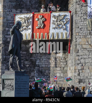 Olivia Colman, Josh O'Connor und Tobias Menzies Film eine Szene für die Netflix Drama in Caernarfon Castle. Die Königin präsentiert die neu investiert, Prinz von Wales auf die walisische Volk von Königin Eleanor's Gate. Mit: Olivia Colman, Josh O'Connor, Tobias Menzies Wo: Caernafon, Großbritannien Wann: 18 Aug 2018 Quelle: WENN.com Stockfoto