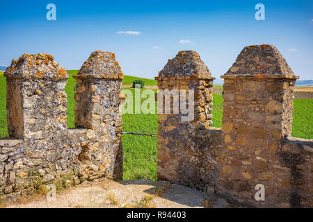 Die verlassenen Stein Aguzaderas Schloss in El Coronil, Spanien, eine Burgruine aus dem 14. Jahrhundert Morrish schloss, ruht in einem Feld mit Sonnenblumen in einer wolkenlosen, Summe Stockfoto