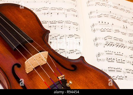 Violine über eine Musik Notenblatt Stockfoto