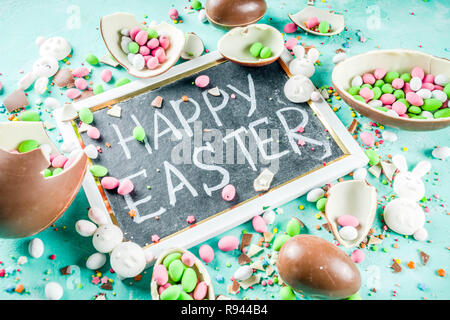 Farbenfrohe Frühling Ostern Süßigkeiten Hintergrund, mit Schokolade Eier, Zucker besprüht und Marshmallow Bunny, Türkis Hellblau konkreten Hintergrund Kopie sp Stockfoto