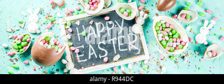 Farbenfrohe Frühling Ostern Süßigkeiten Hintergrund, mit Schokolade Eier, Zucker besprüht und Marshmallow Bunny, Türkis Hellblau konkreten Hintergrund Kopie sp Stockfoto