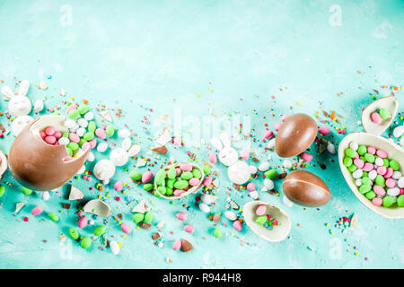 Farbenfrohe Frühling Ostern Süßigkeiten Hintergrund, mit Schokolade Eier, Zucker besprüht und Marshmallow Bunny, Türkis Hellblau konkreten Hintergrund Kopie sp Stockfoto