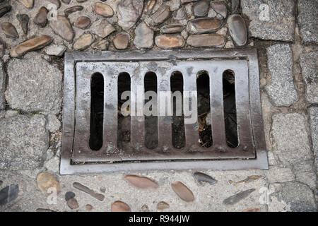 Metall Kanaldeckel Stockfoto