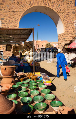 Marokko, Agdz, Stadtzentrum, lokalen Markt, Keramik, Stall und Shopper am Eingang arch Stockfoto