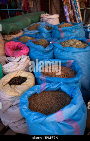 Marokko, Agdz, Stadtzentrum, lokalen Markt, Spice Stall, Säcke von Gewürzen auf Verkauf Stockfoto