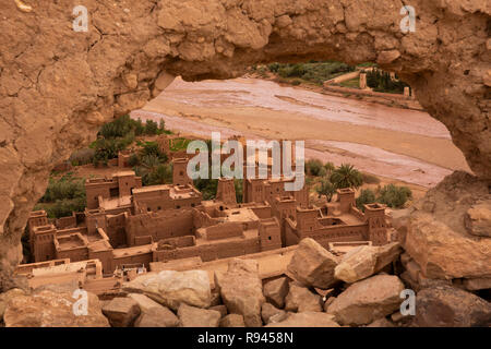 Marokko, Ouarzazate, Ksar Ait-Ben-Haddou, Blick hinunter durch zerbröckelnde Kasbah Wand Stockfoto