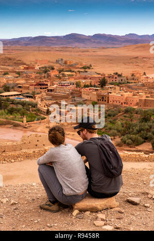 Marokko, Ouarzazate, Ksar Ait-Ben-Haddou, Touristen, erhöhten von Kasbah New Town Stockfoto