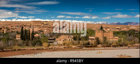 Marokko, Ouarzazate, Skoura, traditionelle Riverside Kasbah am Rande des Dorfes, Panoramablick Stockfoto