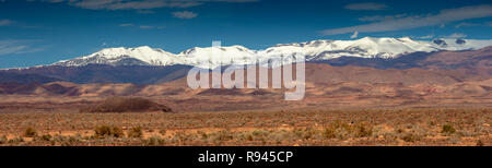 Marokko, Ouarzazate, Skoura, Hohen Atlas, Panoramablick auf die schneebedeckten Gipfel Stockfoto