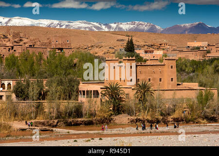 Marokko, Ouarzazate, Skoura, traditionelle Riverside Kasbah am Rande des Dorfes Stockfoto