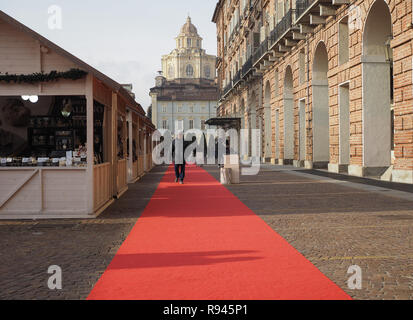 TURIN, Italien - ca. Dezember 2018: Menschen bei Weihnachtsmarkt Stockfoto
