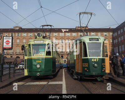 TURIN, Italien - ca. Dezember 2018: Vintage 2759 und 447 Straßenbahn in Turin Trolley Festival Stockfoto