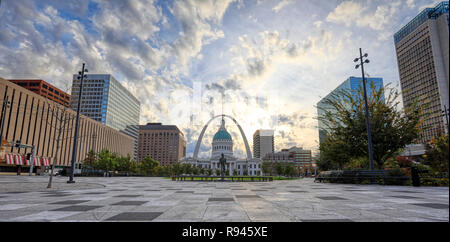 Oktober 30, 2018, St. Louis, Missouri - Kiener Plaza und den Gateway Arch in St. Louis, Missouri. Stockfoto