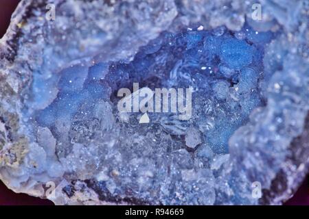 Die violetten Tönen innerhalb eines Kristalls Geode, oder Thunder Egg, Nahaufnahme, Details der robuste Amethyst innerhalb. Stockfoto